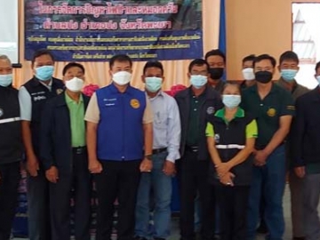 กิจกรรมก่อนฤดูแล้ง : ณรงค์ ปานนอก ประธานชมรมคอลัมนิสต์ นักจัดรายการวิทยุและโทรทัศน์ไทย
ร่วมกับ นิกร ยะกะจาย นายอำเภอปง จ.พะเยา และ นารี เวียงคำ ประธานเครือข่ายอาสาสมัครทรัพยากรธรรมชาติและสิ่งแวดล้อม(ทสม.) อ.ปง เชิญ 2 นักวิจัยจากมหาวิทยาลัยแม่โจ้ ให้ความรู้เรื่อง
“การเพาะเห็ดในป่า” แก่ผู้ใหญ่บ้านและแกนนำ 5 หมู่บ้านนำร่อง ที่ หอประชุมเทศบาลแม่ยม จ.พะเยา

