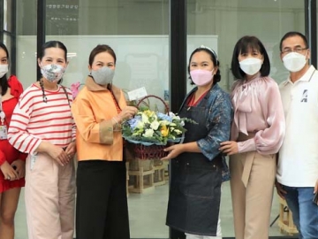 ผลไม้นำเข้าสดใหม่ : จรูญรัตน์ สาลี ผู้จัดการทั่วไป บจก.เดอะไนน์ ติวานนท์ พร้อมคณะผู้บริหาร เดอะไนน์ เซ็นเตอร์ ติวานนท์ ศูนย์การค้าในเครือ
เอ็ม บี เค ร่วมยินดีกับ ภัทริญา เส้นเศษ ในโอกาสเปิดร้าน “ผลไม้คุณนาย” จำหน่ายผลไม้เกรดพรีเมียมส่งออก ที่ ศูนย์การค้าเดอะไนน์ เซ็นเตอร์ ติวานนท์

