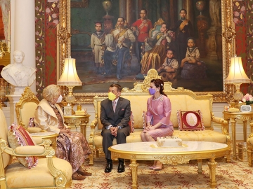 พระบาทสมเด็จพระวชิรเกล้าเจ้าอยู่หัว และ สมเด็จพระนางเจ้าสุทิดา พัชรสุธาพิมลลักษณ พระบรมราชินี
เสด็จออก ณ พระที่นั่งอัมพรสถาน พระราชวังดุสิต พระราชทานพระบรมราชวโรกาสให้ นางอีวา แฮเกอร์
(Mrs. Eva Hager) เอกอัครราชทูตสาธารณรัฐออสเตรียประจำราชอาณาจักรไทย เฝ้าทูลละอองธุลีพระบาท
กราบบังคมทูลลา ในโอกาสที่จะพ้นจากหน้าที่ เมื่อวันอังคารที่ 18 มกราคม 2565 เวลา 18.38 น.