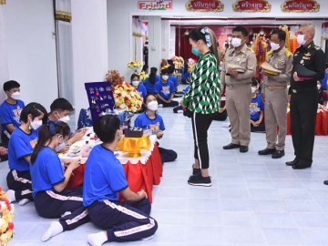 ทูลกระหม่อมหญิง
อุบลรัตนราชกัญญา
สิริวัฒนาพรรณวดี เสด็จเยี่ยมสมาชิกและติดตามผลการ
ดำเนินงานโครงการ
TO BE NUMBER
ONE ทรงเปิดชมรม
TO BE NUMBER
ONE กับศูนย์เพื่อนใจ
TO BE NUMBE ONE เพื่อสร้าง
ภูมิคุ้มกันและป้องกัน
แก้ไขปัญหายาเสพติด
ณ โรงเรียนพิริยาลัยจังหวัดแพร่ อำเภอเมืองแพร่ จังหวัดแพร่ เมื่อวันพุธที่ 19 มกราคม 2565