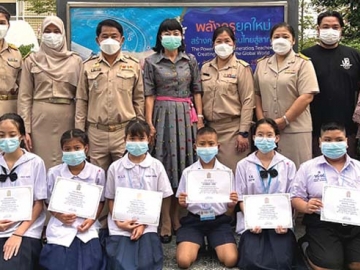 ทรัพยากรบุคคล : พรทิพย์ ห่านตะะกูล กรรมการดำเนินงาน มูลนิธิร่วมจิตต์น้อมเกล้าฯ
เพื่อเยาวชน ในพระบรมราชินูปถัมภ์ นำเยาวชนผู้รับทุนมูลนิธิฯ 8 คน เข้ารับโล่รางวัลเด็กและเยาวชนดีเด่น โดยเป็นผู้มีความขยันหมั่นเพียร ใฝ่หาความรู้อย่างต่อเนื่อง นำชื่อเสียงมาสู่ประเทศชาติ ประจำปี 2565 ที่ หอประชุมคุรุสภา