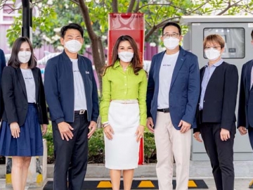 “จอง จอด จ่าย ง่ายๆ แค่ปลายนิ้ว” : ศุภานวิต เอี่ยมสกุลรัตน์ ปธ.จนท.บห.บจก.เดอะ เคอี กรุ๊ป และ เอกชัย ยิ้มสกุล กก.ผจก.บจก.อรุณ พลัส ร่วมพิธีเปิดให้บริการสถานีอัดประจุสำหรับยานยนต์ไฟฟ้า ออน-ไอออน (on-ion EV Charging Station) อย่างเป็นทางการ ให้บริการลูกค้าใน 6 ศูนย์การค้าของกองทรัสต์อัลไล อาทิ คริสตัล ดีไซน์ เซ็นเตอร์, เดอะคริสตัล, เพลินนารี่ มอลล์, สัมมากร เพลส

