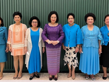 เตรียมงาน : คุณหญิงปัทมา ลีสวัสดิ์ตระกูล ประธานชมรมผู้รู้คุณแผ่นดิน จัดประชุมคณะทำงานเตรียมจัดกิจกรรมเฉลิมพระเกียรติสมเด็จพระนางเจ้าสิริกิติ์ พระบรมราชินีนาถ พระบรมราชชนนีพันปีหลวง เนื่องในโอกาสมหามงคลเฉลิมพระชนมพรรษา 90 พรรษา 12 สิงหาคม 2565 โดยมี วิภารัตน์ ไชยานุกิจ, ศศมณฑ์ สงวนสิน, วีณา เชิดบุญญชาติ,
ภราไดย สุวรรณรัฐ, ศรีประภา พริ้งพงษ์ และ อัจฉรา ภูริคุปต์ ร่วมงาน ณ ศูนย์ศิลปาชีพเกาะเกิด อ.บางปะอิน จ.พระนครศรีอยุธยา

