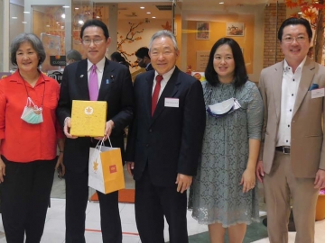 แห่งแรกและแห่งเดียวในประเทศไทย : คิชิดะ ฟูมิโอะ นายกรัฐมนตรีญี่ปุ่น
เยี่ยมชมกิจการร้านขนมหวาน “โมมิจิ มันจู” แห่งเกาะมิยาจิมะ จังหวัดฮิโรชิมะ
โดยมี เย็บ ซู ชวน, เตียว ลี งอ, เย็บ ซิน หรู และ วิโรจน์ พัชรวัฒนกูล คณะผู้บริหาร
บจก.ดีเคบีวาย โมมิจิ ต้อนรับ ณ อาคารซีอาร์ซี ออลซีซัน เพลส ถนนวิทยุ

