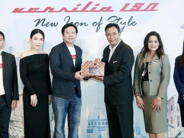 รุกตลาดบิ๊กไบค์ในประเทศไทย : ธนชาต ธนาดำรงศักดิ์ กรรมการผู้จัดการ บริษัท เบลเนลลี่ ประเทศไทย จำกัด และ รมิดา ธนาดำรงศักดิ์ กรรมการ
ผู้จัดการ แถลงข่าวเปิดตัว รถจักรยานยนต์ออโตเมติกสายพันธุ์ใหม่ New icon of
style ที่ โรงแรมอัศวิน แกรนด์ คอนเวนชั่น โดยมีคณะผู้บริหารโรงแรม ต้อนรับ

