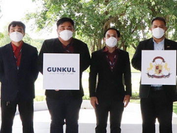 การจัดการพลังงานอย่างยั่งยืน : ดร.ประหยัด บุญคำ ผอ.ฝ่ายวิศวกรรม บมจ.เอ็ม บี เค, เกียรติศักดิ์ เกตุศิริ ผจก.ทั่วไป บจก.ริเวอร์เดล กอล์ฟ แอนด์ คันทรี คลับ และ อิสรีย์ อภิสรากุลโรจน์ ผจก.โรงแรมทินิดี โฮเต็ล แอท บางกอกกอล์ฟ คลับ ร่วมทุนกับ บมจ.กันกุลเอ็นจิเนียริ่ง ติดตั้งแผง
โซลาร์เซลล์ประหยัดพลังงาน กับกลุ่มธุรกิจกอล์ฟและธุรกิจโรงแรมและการท่องเที่ยวในเครือ เอ็ม บี เค

