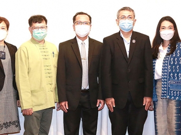 พัฒนาการศึกษา : เอกพงศ์ มุสิกะเจริญ รอง ผอ.สำนักงานบริหารเทคโนโลยีสารสนเทศเพื่อการพัฒนาการศึกษา (UniNet) เปิดการประชุม “การออกแบบระบบสำนักงานอัจฉริยะเพื่อเพิ่มขีดความสามารถการทำงาน” โดยมี ดร.สุวิทย์ บึงบัว, ดร.ศุภธิดา พรหมพยัคฆ์, ผศ.ดร.อัญชนา สุขสมจิตร, รศ.ดร.ประกอบ กรณีกิจ และ ผศ.ดร.กุลชัย กุลตวนิช ร่วมงาน ที่ โรงแรมมิราเคิล แกรนด์ คอนเวนชั่น

