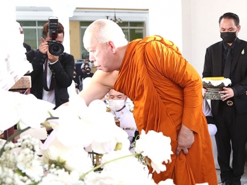พระราชทานเพลิงศพ : สมเด็จพระธีรญาณมุนี เจ้าอาวาสวัดเทพศิรินทราวาสวรวิหาร และ กรรมการมหาเถรสมาคม เป็นประธานในพิธีพระราชทานเพลิงศพ บุญเนตร ตันตกิตติ์ ปธ.กก.บห.กลุ่มโรงแรม
มณเฑียร โดยมี คุณหญิงทิพยวรรณ ตันตกิตติ์ และบุตรชาย มณเฑียร ตันตกิตติ์ กก.ผอ.โรงแรม
มณเฑียร สุรวงศ์ กรุงเทพฯ ต้อนรับแขกที่มาร่วมพิธี ณ วัดเทพศิรินทราวาสวรวิหาร เขตป้อมปราบศัตรูพ่าย

