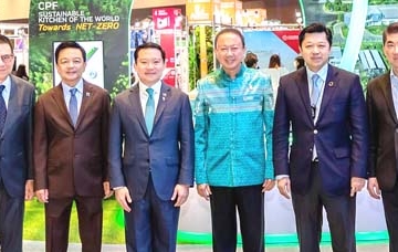 โชว์นวัตกรรมอาหารเพื่ออนาคต : สนั่น อังอุบลกุล ประธานกรรมการ หอการค้าไทย และสภาหอการค้าแห่งประเทศไทย, ฐาปน สิริวัฒนภักดี กรรมการผู้อำนวยการใหญ่
บมจ.ไทยเบฟเวอเรจ, ศุภชัย เจียรวนนท์ ประธานคณะผู้บริหาร เครือซีพี, ประสิทธิ์ บุญดวงประเสริฐ ประธานคณะผู้บริหาร ซีพีเอฟ พร้อมผู้บริหารระดับสูง
ภาคเอกชนชั้นนำของไทย ร่วมชมบูธของ บมจ.เจริญโภคภัณฑ์อาหาร (ซีพีเอฟ) ภายใต้แนวคิด “CPF SUSTAINABLE KITCHEN OF THE WORLD TOWARDS NET-ZERO” ในงานมหกรรมด้านความยั่งยืนที่ใหญ่ที่สุดในอาเซียน “Sustainability Expo 2022” (SX 2022) ที่ ศูนย์การประชุมแห่งชาติสิริกิติ์