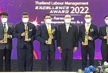 ได้รับรางวัลต่อเนื่อง 20 ปี : อนันท์ จุลไกวัลสุจริต ผจก.กองความปลอดภัยและอาชีวอนามัย โรงงานกำแพงเพชร บริษัท อายิโนะโมะโต๊ะ (ประเทศไทย) จำกัด รับมอบ “รางวัลเกียรติยศสูงสุด สถานประกอบกิจการดีเด่นด้านความปลอดภัย
อาชีวอนามัย และสภาพแวดล้อมในการทำงาน ระดับประเทศ ประจำปี 2565” ในพิธีมอบรางวัล Thailand Labour
Management Excellence Award 2022 จาก สุรชัย ชัยตระกูลทอง ผช.รมต.ประจำกระทรวงแรงงาน ที่ กระทรวงแรงงาน