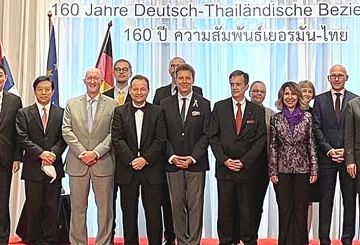 ครบรอบ 160 ปี...เยอรมัน-ไทย : เกออร์ก ชมิดท์ เอกอัครราชทูตสหพันธ์สาธารณรัฐเยอรมนีประจำราชอาณาจักรไทย เปิดงานฉลอง “160 ปี ความสัมพันธ์เยอรมัน-ไทย” โดยมี วาลเดอมาร์ ดูบันยอฟสกี้ เอกอัครราชทูตสาธารณรัฐโปแลนด์, ตีแยรี มาตู เอกอัครราชทูตสาธารณรัฐฝรั่งเศส, ยอน ออสเตริม เกรินดาห์ล เอกอัครราชทูตราชอาณาจักรสวีเดน, เควิน ฉ็อก เอกอัครราชทูตสาธารณรัฐสิงคโปร์ และ ซาราห์ เทย์เลอร์ เอกอัครราชทูตแคนาดา ร่วมงาน ที่ โรงแรมแชงกรี-ลา

