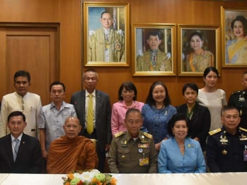รวมใจมหากุศล : พล.อ.อ.ชลิต พุกผาสุข องคมนตรี ประธานจัดสร้างพระสมเด็จองค์ปฐม “พระพุทธเมตตา”
ประชุมคณะกรรมการจัดสร้างพระฯ ครั้งที่ 24 เพื่อรับทราบความก้าวหน้าของการจัดสร้างพระสมเด็จองค์ปฐมฯ และเตรียมงานทอดกฐิน ณ วัดเทพประทาน จ.จันทบุรี โดยมี พระอาจารย์
ธาตุ อธิปัญโญ, พล.อ.อ.ชากร ตะวันแจ้ง, พล.ต.อ.นิสสัย บุญศิริ ร่วมประชุม ณ ทำเนียบองคมนตรี