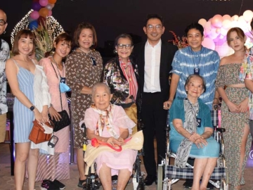 อายุมั่นขวัญยืน : จิระวดี อิศรางกูร ณ อยุธยา และครอบครัว “อิศรางกูร
ณ อยุธยา” ร่วมกันจัดงานเลี้ยงฉลองในโอกาสวันคล้ายวันเกิดครบ 102 ปี ให้คุณแม่
มารศรี อิศรางกูร ณ อยุธยา ที่ โรงแรมมณเฑียร ริเวอร์ไซด์ โดยมีบรรดาลูกหลาน พร้อมด้วย ประยุทธ ตามธรรม ผจก.ทั่วไป โรงแรมฯ ร่วมอวยพรอย่างอบอุ่น


