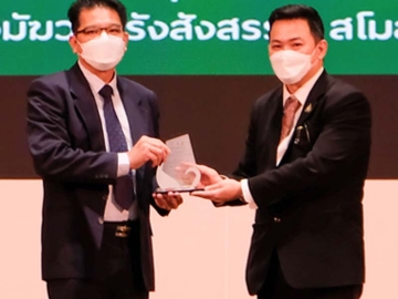 เป็นมิตรต่อสิ่งแวดล้อม : ภานุภัทท์ ภานุโรจน์ปชา ผจก.โรงงานอยุธยา บจก.อายิโนะโมะโต๊ะ (ประเทศไทย) รับรางวัลโรงงานอุตสาหกรรมเชิงนิเวศที่มีคุณค่าต่อสังคม จาก ณัฏฐพงษ์
จุลาเกตุโพธิชัย ผอ.กองพัฒนาอุตสาหกรรมเชิงนิเวศ

