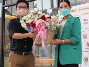 บุฟเฟ่ต์ปิ้งย่างสไตล์เกาหลี : วราภรณ์ ตติปาณิเทพ ผจก.ทั่วไป บจก.เดอะไนน์ ติวานนท์ ร่วมแสดงความยินดีกับ ลี จี บิน
กก.ผจก.บจก.จีโอ เอฟ เอ็น บี ที่เปิดร้าน Annyeong Korean
BBQ Buffet สาขาใหม่ ที่ เดอะไนน์ เซ็นเตอร์ ติวานนท์

