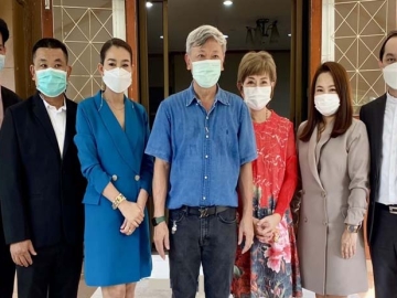 ก่อนอำลา : อัษณา จันเทพา ผจก.ทั่วไปอาวุโส โรงแรมคลาสสิค คามิโอ
ระยอง, กิตติเดช คุ้มม่วง ผจก. โรงแรมแคนทารี บ้านฉาง, พลับพลึง ยิ้มเมือง ผจก.โรงแรมคามิโอ แกรนด์ ระยอง พร้อมคณะผู้บริหารโรงแรม
ในเครือเคป แอนด์ แคนทารี เข้าเยี่ยมคารวะ ชาญนะ เอี่ยมแสง ผวจ.ระยอง ในโอกาสเกษียณอายุราชการ โดยมี
ธัมมิกา เอี่ยมแสง ภริยาร่วม
ต้อนรับ ที่ จวนผู้ว่าราชการจังหวัดระยอง