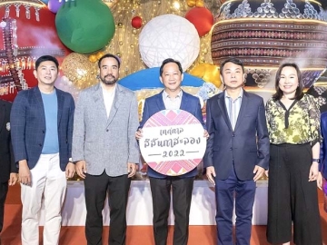 ชวนเที่ยวฤดูหนาวภาคเหนือ : ภาสกร บุญญลักษม์ ผวจ.เชียงราย, ดร.ณัฐกิตติ์ ตั้งพูลสินธนา ผช.กก.ผจก.ใหญ่ บมจ.เซ็นทรัลพัฒนา และ ม.ล.ดิศปนัดดา ดิศกุล
ปธ.จนท.บห.มูลนิธิแม่ฟ้าหลวงฯ เปิดงาน “เทศกาลสีสันกาสะลอง” เชิญชมต้นคริสต์มาสหมอกพันวา ถึง 31 ม.ค. 2566 ที่ ศูนย์การค้าเซ็นทรัล เชียงราย