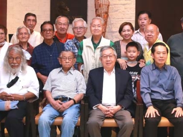 ฉลอง...สองวาระ : สุทธิเกียรติ จิราธิวัฒน์ ประธานกรรมการ โรงแรมและรีสอร์ทในเครือเซ็นทารา เป็นเจ้าภาพจัดงานเลี้ยงแสดงความยินดีกับ ธนเดช อิงคภัทรางกูร
ประธานชมรมช่างภาพสื่อมวลชนอาวุโส ในโอกาสครบรอบ 11 ปี ของชมรมฯ พร้อมกับอวยพรในโอกาสครบรอบวันคล้ายวันเกิด 100 ปี รังสรรค์ ตันติวงศ์ ประธานกิตติมศักดิ์ สมาคมถ่ายภาพแห่งประเทศไทย ในพระบรมราชูปถัมภ์ โดยมี อ.โดม สุขวงศ์, ไกรสีห์ นาคประเสริฐ, สวัสดิ์ ปฏิภาณประเสริฐ ประธานสมาพันธ์สมาคมการถ่ายภาพแห่งประเทศไทย และ ยุทธนา พุ่มเหม (บุตรคนเดียวของมิตร ชัยบัญชา) ร่วมงาน