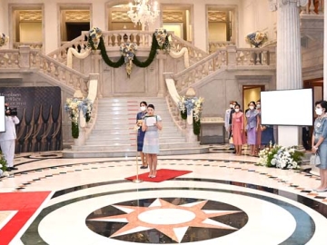 สมเด็จพระกนิษฐาธิราชเจ้า กรมสมเด็จพระเทพรัตนราชสุดาฯ สยามบรมราชกุมารี เสด็จฯ ไปทอดพระเนตรนิทรรศการ “สิริราชพัสตรา บรมราชินีนาถ” ในการนี้
สมเด็จพระเจ้าลูกเธอ เจ้าฟ้าสิริวัณณวรี นารีรัตนราชกัญญา เฝ้าฯ รับเสด็จ โดยเป็นนิทรรศการแรกที่ทรงเป็นประธานที่ปรึกษาการจัดนิทรรศการฯ และ
ภัณฑารักษ์ เพื่อเฉลิมพระเกียรติสมเด็จพระนางเจ้าสิริกิติ์ พระบรมราชินีนาถ พระบรมราชชนนีพันปีหลวง เนื่องในโอกาสมหามงคลเฉลิมพระชนมพรรษา 90 พรรษา
12 สิงหาคม 2565 ณ พิพิธภัณฑ์ผ้า ในสมเด็จพระนางเจ้าสิริกิติ์ พระบรมราชินีนาถ หอรัษฎากรพิพัฒน์ พระบรมมหาราชวัง เมื่อวันอังคารที่ 13 ธันวาคม 2565