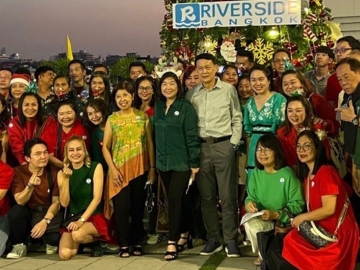 ต้อนรับปีเถาะ : กฤษฎา - วิภาวรรณ
มหาดำรงค์กุล กรรมการผู้จัดการ บริษัท ศรีทองพาณิชย์ จำกัด จัดงานสังสรรค์ปีใหม่ โดยนำพนักงานของบริษัทล่องเรือชมวิวทิวทัศน์เเม่น้ำเจ้าพระยา ต้อนรับปีใหม่ที่จะมาถึงพร้อมรับเศรษฐกิจที่สดใส