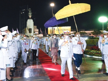 พระบาทสมเด็จพระเจ้าอยู่หัว และ สมเด็จพระนางเจ้าฯ พระบรมราชินี เสด็จพระราชดำเนินไปทรงถวายราชสักการะ
พระบรมราชานุสาวรีย์สมเด็จพระเจ้าตากสินมหาราช ผู้ทรงก่อตั้งราชอาณาจักรธนบุรีขึ้น หลังจากทรงขับไล่ทหารพม่า
ที่มายึดครองกรุงศรีอยุธยา และปราบดาภิเษกขึ้นเป็นพระมหากษัตริย์ โดยทรงย้ายเมืองหลวงไปยังกรุงธนบุรี ณ พระบรมราชานุสาวรีย์สมเด็จพระเจ้าตากสินมหาราช วงเวียนใหญ่ เขตคลองสาน กรุงเทพมหานคร เมื่อวันพุธที่ 28 ธันวาคม 2565