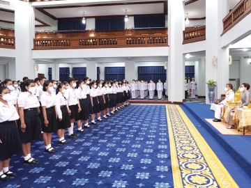 พระบาทสมเด็จพระเจ้าอยู่หัว และ สมเด็จพระนางเจ้าฯ พระบรมราชินี เสด็จลง ณ ศาลาดุสิดาลัย สวนจิตรลดา พระราชวังดุสิต พระราชทานพระบรมราชวโรกาสให้ คณะกรรมการมูลนิธิทุนการศึกษาพระราชทานสมเด็จพระบรมโอรสาธิราชฯ สยามมกุฎราชกุมาร และผู้ว่าราชการจังหวัดทุกจังหวัด นำนักเรียนทุนการศึกษาพระราชทานฯ รุ่นที่ 14 ปีการศึกษา 2565
ทั้งสายสามัญ และสายอาชีพ เฝ้าทูลละอองธุลีพระบาท รับพระราชทานทุนฯ เมื่อวันพุธที่ 28 ธันวาคม 2565 เวลา 18.57 น.