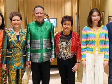 ครอบครัวสุขสันต์...รับขวัญปีใหม่ : สนั่น - คุณหญิงณัฐิกา อังอุบลกุล จัดงานเลี้ยงสังสรรค์
ส่งท้ายปีเก่า 2565 ต้อนรับปีใหม่ 2566 กับสมาชิกในครอบครัว โบกมือลาปีขาล เบิกบานรับปีเถาะ
โดยมี จรรย์สมร วัธนเวคิน, ดร.การัณย์ อังอุบลกุล, นิธินันท์ อังอุบลกุล และ แพรวพิณญ์ อุดมปณิธ
ร่วมงานในบรรยากาศอันอบอุ่น ที่ ศูนย์การค้าไอคอนสยาม ถนนเจริญนคร เขตคลองสาน

