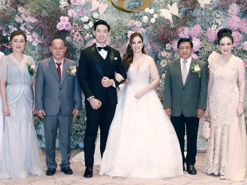 ชื่นชมสมรัก : อลงกรณ์ พลบุตร ที่ปรึกษา รมว.เกษตรและสหกรณ์ เป็นประธานในพิธีฉลองมงคลสมรส ระหว่าง ซาเวรีน่า มาซิโน บุตรี บุบผา
จานทอง กับ สิปปกร สุขพนัส บุตร นิพล – นลฤดี พิชัยนาวี โดยมี นันทนัช พิชัยนาวี และ อมลภา สุขพนัส ร่วมยินดี ที่ โรงแรมอัศวิน แกรนด์ คอนเวนชั่น