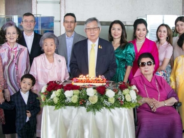 สุขสันต์...ฉลองวันเกิด : คุณหญิงสุจิตรา มงคลกิติ, มุกดา จิราธิวัฒน์ เอื้อวัฒนะสกุล และ รัตนา นรพัลลภ
จัดงานเลี้ยงครบรอบวันเกิดให้น้องชายสุดรัก สุทธิเกียรติ จิราธิวัฒน์ โดยมี อาภัสรา หงสกุล, แมรี่ จิราธิวัฒน์,
จินตนา บุญรัตน์, ธีระเดช-อำไพพรรณ จิราธิวัฒน์, ธีระยุทธ จิราธิวัฒน์, ธีระเกียรติ-ภาณุมาศ จิราธิวัฒน์,
สมกมล จิราธิวัฒน์, ภัสสรกรณ์-ราศรี จิราธิวัฒน์ ร่วมอวยพรอย่างอบอุ่น ที่ โรงแรมเซ็นทารา แกรนด์ เซ็นทรัลเวิลด์

