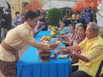สงกรานต์วิถีไทย : ดร.ไชยวัฒน์ เหลืองอมรเลิศ ประธานที่ปรึกษากลุ่มบริษัทสยามพาร์คซิตี้ เป็นประธานในงาน “AMAZING สงกรานต์ 2566” จัดโดย อรรถชัย เหลืองอมรเลิศ กก.ผจก.ใหญ่ บางกอกเวิลด์ร่วมกับสภาวัฒนธรรม เขตคันนายาว ที่ สยามอะเมซิ่งพาร์ค สวนน้ำและสวนสนุกชั้นนำของประเทศไทย

