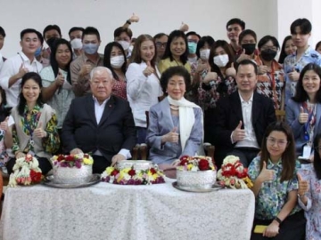 สุขสันต์วันปีใหม่ไทย : ดร.สุนทร - อารยา อรุณานนท์ชัย ปธ.กก.ผจก.ใหญ่ กลุ่มบริษัทน้ำตาลราชบุรี และ โรงแรมเฮอริเทจ เชียงราย โฮเท็ล แอนด์ คอนเวนชั่น อวยพรและให้โอวาทแก่ผู้บริหารและพนักงานในพิธีรดน้ำขอพรเทศกาลสงกรานต์ โดยมี กรรมการบริหาร จุฑาทิพย์-ดร.จุฑามาศ-ตรีทิพ
อรุณานนท์ชัย และคณะผู้บริหารกลุ่มบริษัทน้ำตาลราชบุรี ร่วมพิธี ที่ อาคารเอสแอนด์เอ สีลม 28

