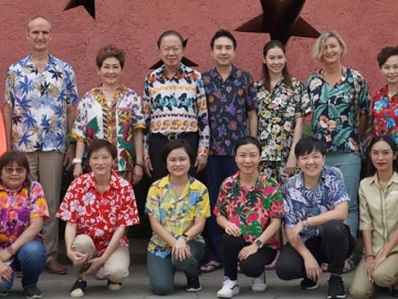 สืบสานประเพณีสงกรานต์ : สนั่น - คุณหญิงณัฐิกา อังอุบลกุล กก.บห.โรงแรมไฮแอท รีเจนซี หัวหิน เปิดงาน “Songkran Festival at Hyatt Regency Hua Hin and THE BARAI” โดยมี ดร.การัณย์ - แพรวพิณญ์ - นิธินันท์ - ชไมพร
อังอุบลกุล ร่วมงาน พร้อมด้วย คริสเตียน วููร์ม กก.ผจก.และคณะผู้บริหารโรงแรมฯ อาทิ อันเน็ต ชเมอร์, ฟลูวิโอ
ลันโชเน่, แจคลีน หยอง, ศุภวรรณ ศรีวนาสณฑ์ และ ศุภพงศ์ เมฆประสาท ร่วมงาน ที่ โรงแรมไฮแอท รีเจนซี หัวหิน

