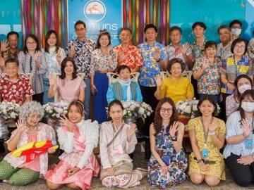 วันขึ้นปีใหม่ของไทย : นุสรา (อัสสกุล) บัญญัติปิยพจน์ ปธ.จนท.บห.และ กก.ผจก.บมจ.ไทยสมุทรประกันชีวิต จัดกิจกรรม “OCEAN LIFE Songkran Festival 2023” เพื่อสืบสานและรักษาขนบธรรมเนียมประเพณีอันดีงามของไทย และเพื่อความเป็นสิริมงคลแก่ชีวิต โดยผู้บริหารและพนักงานร่วมสรงน้ำพระพุทธรูป และรดน้ำขอพรจากผู้บริหารอาวุโส มีการประกวด Songkran The Idol พร้อมทั้งรณรงค์ให้พนักงานสวมใส่ผ้าไทยในช่วงเทศกาลสงกรานต์ ทั้ง สนง.ใหญ่ และสาขาทั่วประเทศ

