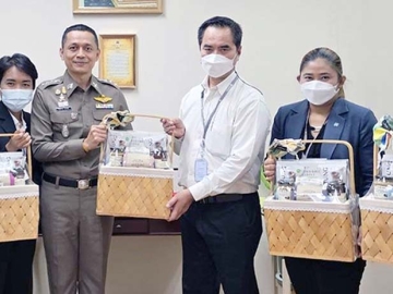 ดูแลสุขภาพอย่างเข้าใจ : ร.ต.อิทธิศักดิ์ โชคสิทธิเกียรติ ผจก.ส่วนสนับสนุนบริการ โรงพยาบาลนวเวช (ย่านเกษตร-นวมินทร์) มอบกระเช้าเพื่อสุขภาพให้แก่ พ.ต.อ.ประภาส แก้วฉีด ผู้กำกับการสถานีตำรวจนครบาลโคกคราม ในเทศกาลวันขึ้นปีใหม่ไทย เพื่อให้กำลังใจแก่เจ้าหน้าที่ผู้ปฏิบัติงาน ที่ สน.โคกคราม เขตบึงกุ่ม

