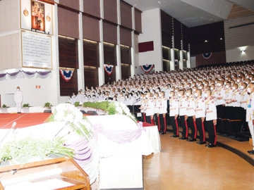 สมเด็จพระกนิษฐาธิราชเจ้า กรมสมเด็จพระเทพรัตนราชสุดาฯ สยามบรมราชกุมารี เสด็จพระราชดำเนินไปทรงเป็นประธานในพิธีไหว้ครู และพระราชทานเหรียญรางวัลการศึกษาแก่นักเรียนนายร้อย ประจำปีการศึกษา 2566 ทรงเจิมตำราเรียน เพื่อความเป็นสิริมงคลและเป็นขวัญกำลังใจแก่นักเรียนนายร้อย จากนั้น หัวหน้านักเรียนนายร้อย นำนักเรียนนายร้อย จำนวน 1,391 นาย สวดมนต์ ไหว้พระ และไหว้ครูโดยพร้อมเพรียงกัน โอกาสนี้ พระราชทานพระราโชวาทแก่นักเรียนนายร้อย เพื่อเป็นแนวทางในการศึกษา และการดำเนินชีวิตด้วย ณ หอประชุม โรงเรียนนายร้อยพระจุลจอมเกล้า อำเภอเมืองนครนายก จังหวัดนครนายก

