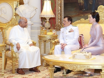 พระบาทสมเด็จพระเจ้าอยู่หัว และ สมเด็จพระนางเจ้าฯ พระบรมราชินี เสด็จออก ณ พระที่นั่งอัมพรสถาน พระราชทานพระบรมราชวโรกาสให้ นายทิเนศ คุณวรรเทนะ (Honourable Dinesh Gunawardena) นายกรัฐมนตรีสาธารณรัฐสังคมนิยมประชาธิปไตยศรีลังกา เฝ้าทูลละอองธุลีพระบาท ในโอกาสเดินทางเยือนประเทศไทย เพื่อเข้าร่วมพิธีเฉลิมฉลอง
วันวิสาขบูชาโลก วันสำคัญสากลของโลก ครั้งที่ 18 ซึ่งจัดขึ้นที่ประเทศไทย เมื่อวันศุกร์ที่ 2 มิถุนายน 2566 เวลา 19.20 น.

