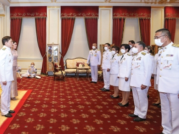 พระบาทสมเด็จพระเจ้าอยู่หัว และ สมเด็จพระนางเจ้าฯ พระบรมราชินี เสด็จออก ณ พระที่นั่งอัมพรสถาน พระราชวังดุสิต
พระราชทานพระบรมราชวโรกาสให้ นายลวรณ แสงสนิท ประธานกรรมการสลากกินแบ่งรัฐบาล นำคณะผู้บริหารและ
เจ้าหน้าที่ เฝ้าฯ ทูลเกล้าฯ ถวายเงินของสำนักงานสลากกินแบ่งรัฐบาล แด่พระบาทสมเด็จพระเจ้าอยู่หัว และสมเด็จ
พระนางเจ้าฯ พระบรมราชินี โดยเสด็จพระราชกุศลตามพระราชอัธยาศัย เมื่อวันศุกร์ที่ 2 มิถุนายน 2566 เวลา 19.00 น.