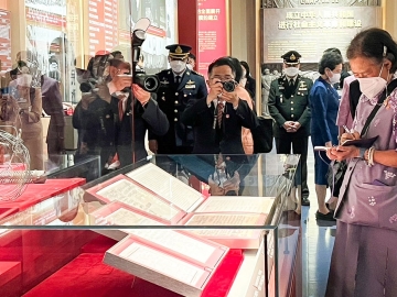 สมเด็จพระกนิษฐาธิราชเจ้า กรมสมเด็จพระเทพรัตนราชสุดาฯ สยามบรมราชกุมารี เสด็จพระราชดำเนินไปทอดพระเนตรนิทรรศการประวัติศาสตร์พรรคคอมมิวนิสต์จีน และ นายหวัง อี้ กรรมการกรมการเมืองแห่งคณะกรรมการส่วนกลาง และผู้อำนวยการ สำนักงานคณะกรรมการการต่างประเทศส่วนกลางของพรรคคอมมิวนิสต์จีน เข้าเฝ้าทูลละอองธุลีพระบาท
ณ หอนิทรรศการประวัติศาสตร์พรรคคอมมิวนิสต์จีน กรุงปักกิ่ง สาธารณรัฐประชาชนจีน เมื่อวันอังคารที่ 6 มิถุนายน 2566

