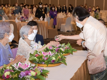 สมเด็จพระกนิษฐาธิราชเจ้า กรมสมเด็จพระเทพรัตนราชสุดาฯ สยามบรมราชกุมารี เสด็จพระราชดำเนินไปทรงร่วมงาน
รดน้ำขอพร ครั้งที่ 2 “จิตรลดากตัญญุตา พระคุณครูยิ่งใหญ่ไม่อาจลืม” ซึ่งสมาคมศิษย์เก่าจิตรลดา ในพระราชูปถัมภ์ฯ
และกองทุนจิตรลดากตัญญุตา จัดขึ้นเพื่อแสดงความกตัญญูกตเวทีต่อครู และเพื่อระดมทุนสมทบกองทุนฯ ที่ตั้งขึ้นเพื่อ
ดูแลสวัสดิการสำหรับครูที่เกษียณอายุ ณ โรงแรมเซ็นทารา แกรนด์ฯ ลาดพร้าว เมื่อวันเสาร์ที่ 10 มิถุนายน 2566 เวลา 15.25 น.

