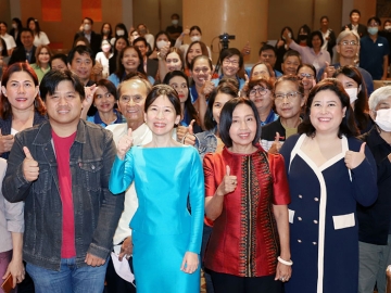 สิ่งบ่งชี้ทางภูมิศาสตร์ : กนิษฐา กังสวนิช รองอธิบดีกรมทรัพย์สินทางปัญญา เปิดงาน
“GI รุกบุกตลาดออนไลน์ ครั้งที่ 2” จัดติวเข้มการตลาดออนไลน์แก่ผู้ประกอบการ
สินค้า GI กว่า 200 ราย แนะปรับกลยุทธ์การค้าออนไลน์อย่างมืออาชีพ
พร้อมสอนเทคนิคการนำเสนอผลิตภัณฑ์ ที่ โรงแรมมิราเคิล แกรนด์ คอนเวนชั่น