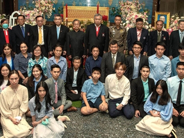 สู่สัมปรายภพ : ชวน หลีกภัย ประธานรัฐสภา เป็นประธานในพิธีสวดพระอภิธรรมศพ อิน ธำรงวิทวัสพงศ์ ประธานโรงแรมเกรซ, โรงแรมรอแยลเบญจา, โรงแรมจอมเทียนปาล์มบีช, โรงแรมภูเก็ตเกรซแลนด์, โรงแรมเกรซแลนด์ เขาหลัก, โรงแรมรัตนโกสินทร์ และโรงแรมในเครือ ซึ่งเป็นบิดา สงบ-ธรรมนูญ-ชนินท์
ธำรงวิทวัสพงศ์ โดยมี มานะผล ภู่สมบุญ นายกสมาคมใหหนำแห่งประเทศไทย พร้อมด้วยนายกกิตติมศักดิ์และกรรมการสมาคมฯ จรูญ โชครุ่งวรานนท์ อธิบดี
ผู้พิพากษาศาลแพ่งกรุงเทพใต้ และ พล.ต.ท.สุคุณ พรหมายน ผู้บัญชาการตำรวจท่องเที่ยว ร่วมในพิธี ณ วัดเทพศิรินทราวาสราชวรวิหาร เขตป้อมปราบศัตรูพ่าย

