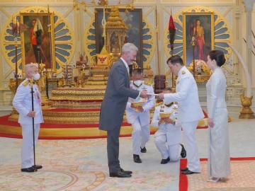 พระบาทสมเด็จพระเจ้าอยู่หัว และ สมเด็จพระนางเจ้าฯ พระบรมราชินี เสด็จออก ณ พระที่นั่งอัมพรสถาน พระราชวังดุสิต พระราชทานพระบรมราชวโรกาสให้ นายเปโดร สวาห์เลน (Mr.Pedro Zwahlen) ซึ่งเคยดำรงตำแหน่งเป็นที่ปรึกษาอาวุโสด้านยุทธศาสตร์ประจำเลขาธิการองค์การว่าด้วยความมั่นคงและความร่วมมือในยุโรป สาธารณรัฐออสเตรีย เฝ้าฯ ถวายอักษรสาส์นตราตั้ง เป็นเอกอัครราชทูตสมาพันธรัฐสวิสประจำราชอาณาจักรไทย เมื่อวันพุธที่ 21 มิถุนายน 2566

