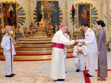 พระบาทสมเด็จพระเจ้าอยู่หัว และ สมเด็จพระนางเจ้าฯ พระบรมราชินี เสด็จออก ณ พระที่นั่งอัมพรสถาน พระราชวังดุสิต
พระราชทานพระบรมราชวโรกาสให้ อาร์ชบิชอป ปีเตอร์ ไบรอัน เวลส์ (Archbishop Peter Bryan Wells)
เฝ้าฯถวายสมณสาส์นตราตั้ง เป็นเอกอัครสมณทูตแห่งนครรัฐวาติกันประจำประเทศไทย เมื่อวันศุกร์ที่ 30 มิถุนายน พ.ศ.2566