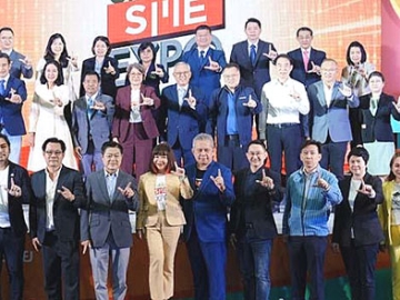 งานแฟรนไชส์ธุรกิจแห่งปี : ธีระยุทธ วานิชชัง ผช.รมต.ประจำกระทรวงอุตสาหกรรม เปิดงาน “Smart SME EXPO 2023” ครั้งที่ 9 จัดโดย ณรินณ์ทิพ วิริยะบัณฑิตกุล ปธ.จนท.บห.บจก.พีเอ็มจี
คอร์ปอเรชั่น โดยมีกว่า 250 บูธแฟรนไชส์ธุรกิจร่วมแสดงในงาน พร้อมการเสวนาให้ความรู้อบรมอาชีพฟรีต่อเนื่อง การเจรจาจับคู่ธุรกิจทั้งในและต่างประเทศ ที่ ฮอลล์ 7-8 อิมแพ็ค เมืองทองธานี

