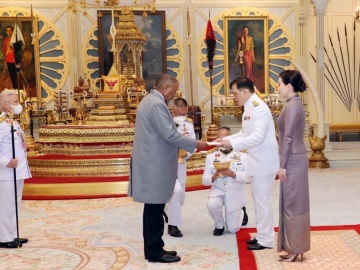 พระบาทสมเด็จพระเจ้าอยู่หัว และ สมเด็จพระนางเจ้าฯ พระบรมราชินี เสด็จออก ณ พระที่นั่งอัมพรสถาน พระราชวังดุสิต พระราชทานพระบรมราชวโรกาสให้ นายดาร์คีย์ อีเฟรอิม แอฟริกา (Mr. Darkey Ephraim
Africa) อดีตกงสุลใหญ่สาธารณรัฐแอฟริกาใต้ประจำนครลากอส สหพันธ์สาธารณรัฐไนจีเรีย เฝ้าทูลละอองธุลีพระบาท ถวายอักษรสาส์นตราตั้ง เป็นเอกอัครราชทูตวิสามัญผู้มีอำนาจเต็มแห่งสาธารณรัฐแอฟริกาใต้ประจำราชอาณาจักรไทย

