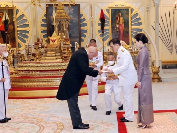 พระบาทสมเด็จพระเจ้าอยู่หัว และ สมเด็จพระนางเจ้าฯ พระบรมราชินี เสด็จออก ณ พระที่นั่งอัมพรสถาน พระราชวังดุสิต พระราชทานพระบรมราชวโรกาสให้ นายเปโดร ปาโบล ซาน ฮอร์เฮ โรดริเกซ (Mr. Pedro Pablo San Jorge Rodrguez) อดีตรองผู้อำนวยการกององค์การเศรษฐกิจระหว่างประเทศ สาธารณรัฐคิวบา เฝ้าทูลละอองธุลีพระบาท
ถวายอักษรสาส์นตราตั้งเป็นเอกอัครราชทูตวิสามัญผู้มีอำนาจเต็มแห่งสาธารณรัฐคิวบาประจำราชอาณาจักรไทย

