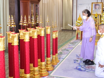 สมเด็จพระกนิษฐาธิราชเจ้า
กรมสมเด็จพระเทพรัตนราชสุดาฯ สยามบรมราชกุมารี เสด็จออกแทนพระองค์ ณ วังสระปทุม ทรงเจิมเทียนพรรษาที่พระบาทสมเด็จพระเจ้าอยู่หัว พระราชอุทิศพระราชทานไป
จุดบูชาพระรัตนตรัย
ตามพระอารามหลวงและพุทธเจดีย์สถานสำคัญ ในกรุงเทพมหานคร
และต่างจังหวัด เนื่องในเทศกาลเข้าพรรษา
ประจำปีพุทธศักราช 2566 เมื่อวันพุธที่ 19 กรกฎาคม 2566

