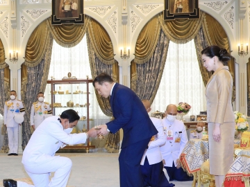 พระบาทสมเด็จพระเจ้าอยู่หัว และ สมเด็จพระนางเจ้าฯ พระบรมราชินี เสด็จออก ณ พระที่นั่งอัมพรสถาน
พระราชทานพระบรมราชวโรกาสให้ พล.อ.ประยุทธ์ จันทร์โอชา นายกรัฐมนตรี และรัฐมนตรีว่าการกระทรวงกลาโหม พร้อมคณะ เฝ้าฯ ทูลเกล้าฯ ถวายเงินสมทบทุนมูลนิธิทุนการศึกษาพระราชทานสมเด็จพระบรมโอรสาธิราชฯ สยามมกุฎราชกุมาร เมื่อวันเสาร์ที่ 29 กรกฎาคม 2566 เวลา 12.05 น.

