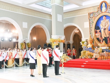 สมเด็จพระกนิษฐาธิราชเจ้า กรมสมเด็จพระเทพรัตนราชสุดาฯ สยามบรมราชกุมารี เสด็จพระราชดำเนินไปทรงร่วมงานสโมสรสันนิบาต ซึ่งรัฐบาลจัดขึ้นเพื่อเฉลิมพระเกียรติพระบาทสมเด็จพระเจ้าอยู่หัว เนื่องในโอกาสมหามงคลเฉลิมพระชนมพรรษา 28 กรกฎาคม 2566 และแสดงออกซึ่งความจงรักภักดี ในการนี้ ทรงพระกรุณาโปรดเกล้าโปรดกระหม่อมให้ พล.อ.ประยุทธ์ จันทร์โอชา นายกรัฐมนตรี กล่าวนำถวายพระพรชัยมงคล โดยมีการแสดงเฉลิมพระเกียรติชุด “เทวฤทธิ์
ประสิทธิ์พร” โดยสถาบันบัณฑิตพัฒนศิลป์ และการบรรเลงเพลงสดุดีจอมราชา ณ ตึกสันติไมตรี ทำเนียบรัฐบาล เมื่อวันเสาร์ที่ 29 กรกฎาคม 2566 เวลา 18.50 น.

