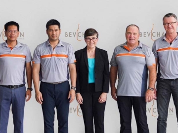 เชื่อมตลาดเป้าหมาย : ปิติ ภิรมย์ภักดี ปธ.กก.บจก.บุญรอด ซัพพลายเชน และ Mr.Peter Fox Executive Chairman, Linfox
International Group ร่วมกันเปิด“BevChain Logistics” ศูนย์กระจายสินค้าแห่งแรกในประเทศไทย ที่เป็นการร่วมทุน
ระหว่าง บจก.บุญรอด ซัพพลายเชน และ ลินฟ้อกซ์ โฮลดิ้งส์ 2018 (ประเทศไทย) ผู้นำด้านบริการโลจิสติกส์จากประเทศ
ออสเตรเลีย โดยมี ดร.แอนเจลา แมคโดนัลด์ เอกอัครราชทูตเครือรัฐออสเตรเลียฯ ร่วมยินดี ที่ อ.ลาดหลุมแก้ว จ.ปทุมธานี

